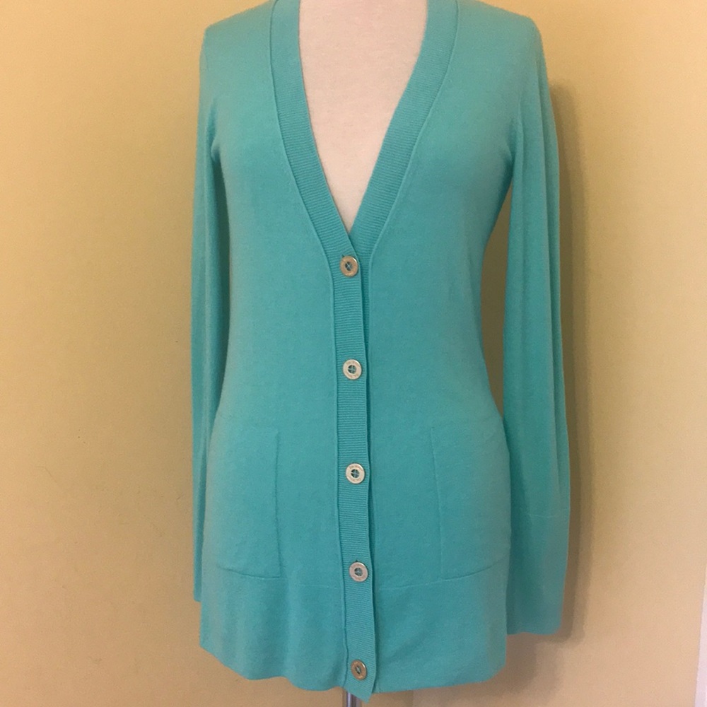 - 🤍Lilly Pulitzer Button Down w/ gold Lilly buttons S